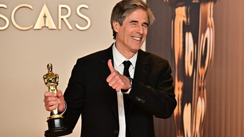 Walter Salles com o Oscar ganho por 'Ainda estou aqui' (Foto: Frederic J. Brown / AFP)