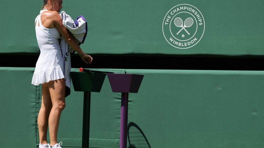 Público e atletas enfrentam forte calor em Wimbledon; Aryna Sabalenka se refresca durante partida (Foto: Adrian Dennis/AFP)