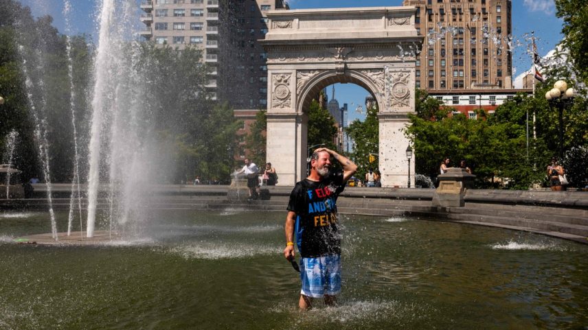 Homem se refresca numa fonte num parque de Nova York para tentar aliviar o calor que superou os 35C (Foto: AFP)
