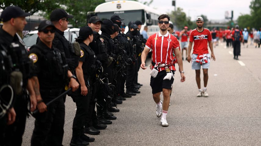 Policiamento em torno do estádio Lincoln Financial Field, na Filadélfia, antes de partida entre o Manchester City e o Wydad Casablanca (Foto: Lee Smith - 18.jun.25/Reuters)