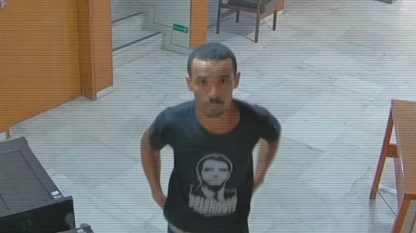 Homem que quebrou relógio que Dom João VI trouxe para o Brasil em 1808 foi identificado como Antônio Cláudio Alves Ferreira, de 30 anos (Foto: Reprodução de TV)