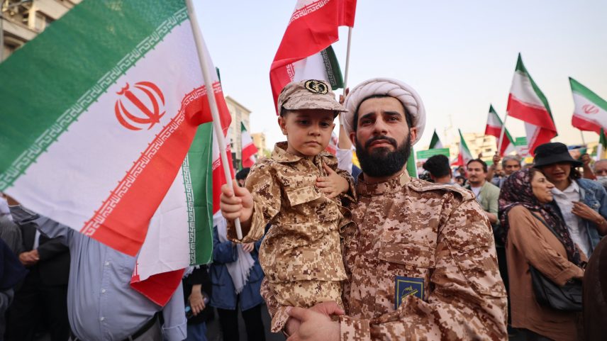 Iranianos celebram cessar-fogo em Teerã, na terça-feira, 24 de junho (Foto: Atta Kenare/AFP)