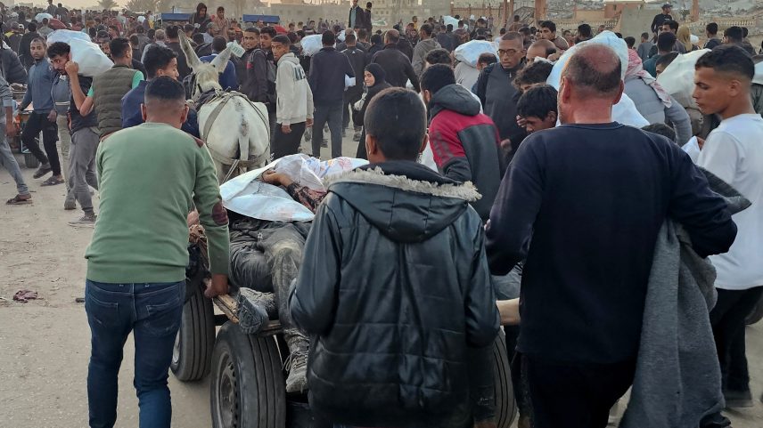Palestinos deslocados empurram carroça com corpos após ataque perto de um centro de distribuição de alimentos em Rafah, no sul da Faixa de Gaza (Foto: AFP)