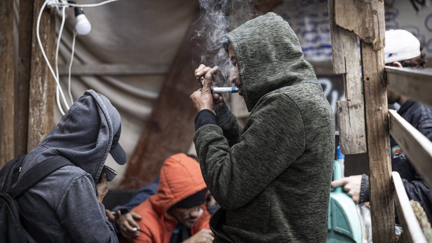 Usuários de crack à beira do córrego Antonico, na favela de Paraisópolis, zona sul de São Paulo, onde se formaram recentemente ao menos duas cracolândias (Foto: Danilo Verpa/Folhapress)