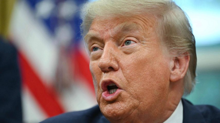 Presidente dos Estados Unidos, Donald Trump, em encontro com chanceleres da República Democrática do Congo e de Ruanda no Salão Oval da Casa Branca, em Washington - Andrew Caballero-Reynolds - 27.jun.25/AFP (Foto: Andrew Caballero-Reynolds/AFP)