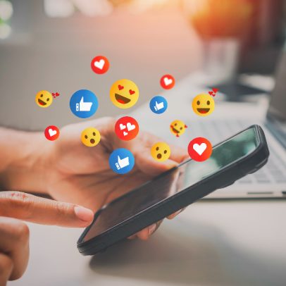 Algoritmos moldam o acesso à informação nas redes sociais e suas consequências
