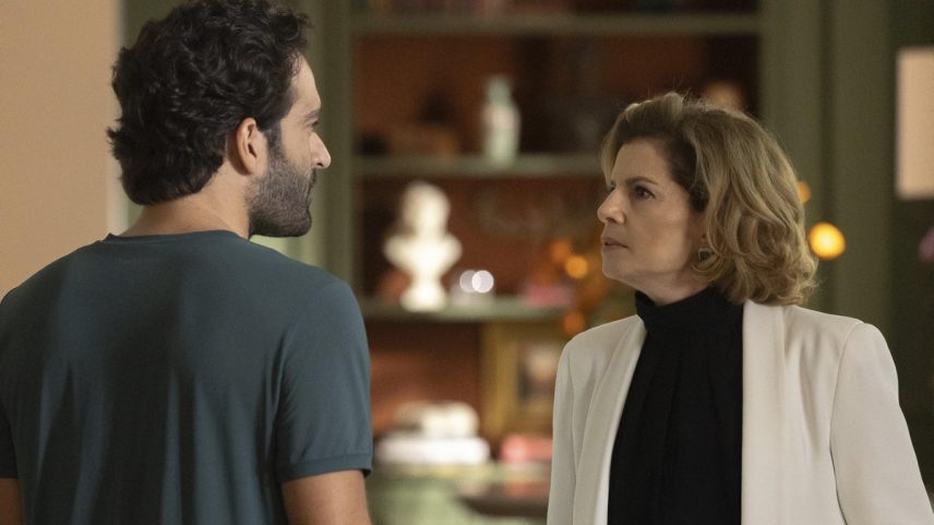Afonso (Humberto Carrão) e Odete Roitman (Debora Bloch) (Foto: Globo/ Léo Rosario)