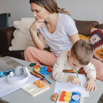 Trabalho reprodutivo invisível afeta a equidade de gênero na sociedade atual