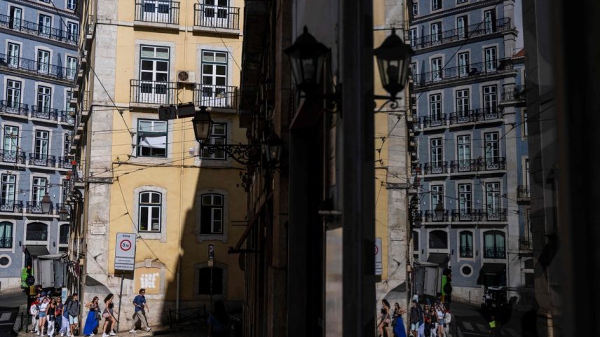 Pedestres caminham no centro de Lisboa (Foto: Patrícia de Melo Moreira/AFP)