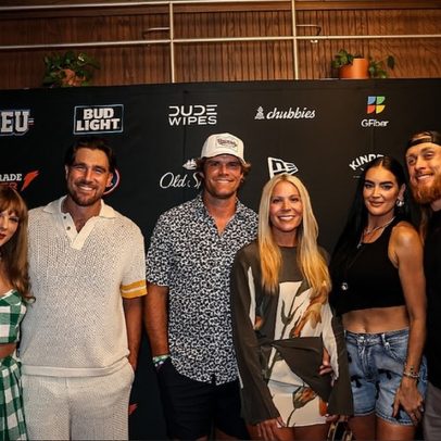 Taylor e Travis fazem estreia como casal no tapete vermelho após dois anos juntos