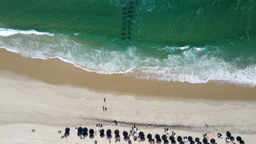 Emissário da Barra da Tijuca fica na altura do Posto 5 da Praia da Barra — Foto: Custodio Coimbra