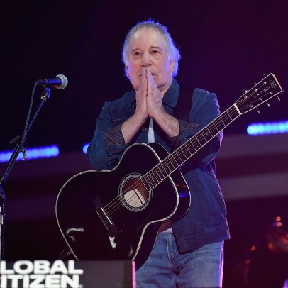 Paul Simon cancela shows e se prepara para cirurgia devido a dores nas costas