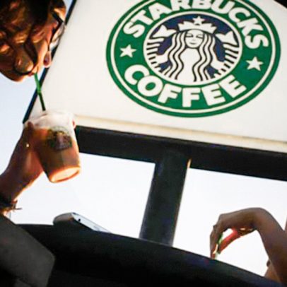 Starbucks aumenta preços para personalização de bebidas a partir de nova política