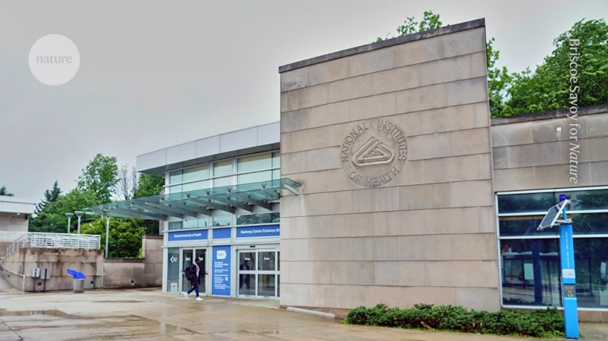 O Centro Gateway dos Institutos Nacionais de Saúde dos EUA é a principal entrada para visitantes do campus da agência em Bethesda, Maryland. (Foto: Briscoe Savoy for Nature)