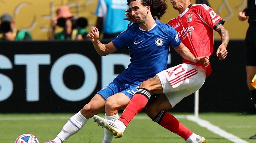 Cucurella, do Chelsea, e Di María, do Benfica, em ação durante jogo do Mundial (Foto: REUTERS/Agustin Marcarian)