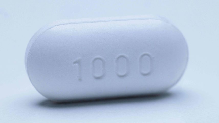 Comprimido de Doliprane, remédio que tem paracetamol em sua composição (Foto: Joel Saget - 16.out.24/AFP)