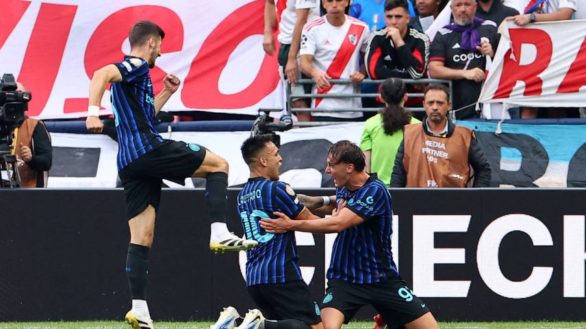 Esposito (à dir.) celebra com seus companheiros gol marcado pela Inter de Milão (Foto: Agustin Marcarian/Reuters)