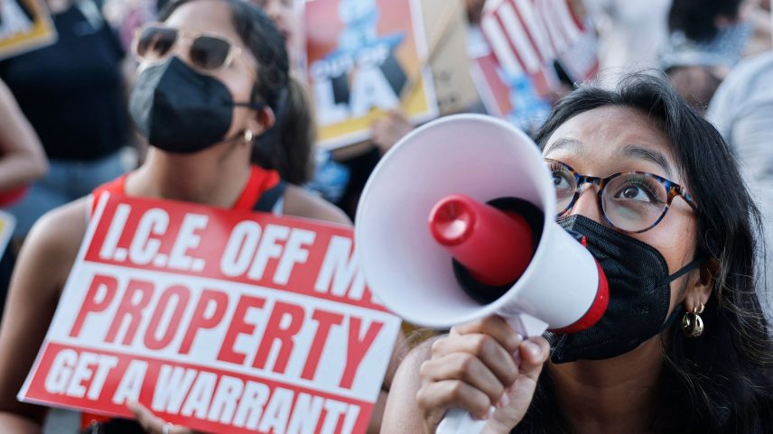 Mulher protesta contra os agentes da imigração em Los Angeles (EUA) (Foto: MARIO TAMA/Getty Images via AFP)