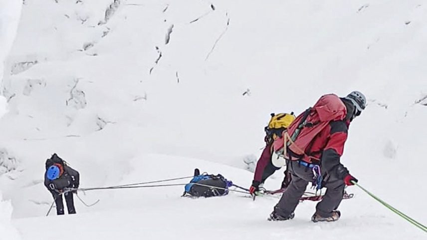 Corpo de alpinista japonesa morta no pico mais alto do Peru é recuperado (Foto: Peruvian Andean Relief/AFP)