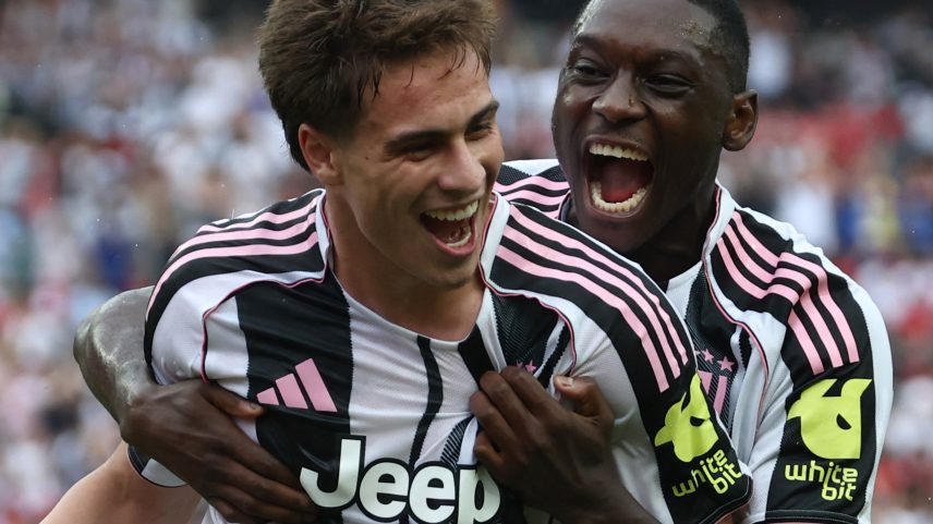 Yildiz, camisa 10 da Juventus, celebra com Kolo Muani, ao fundo, um dos gols marcados sobre o Wydad (Foto: FRANCK FIFE / AFP)