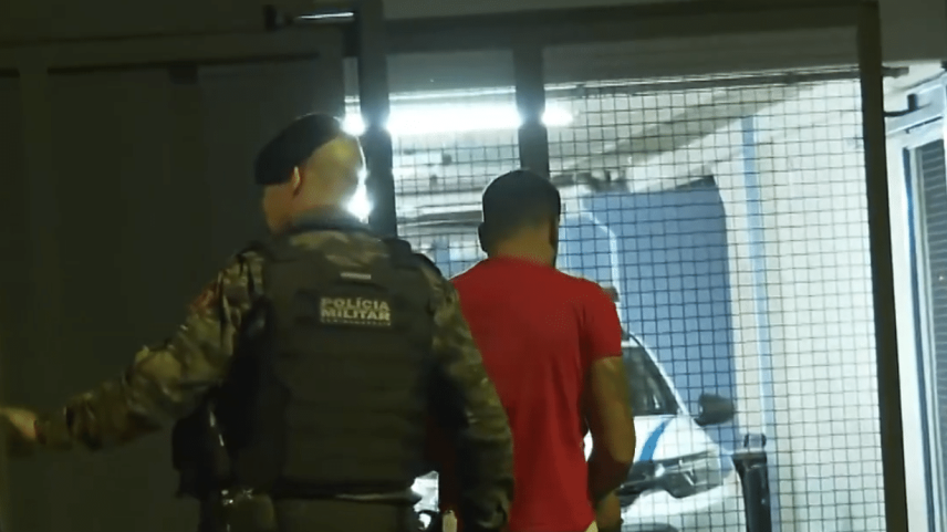 Homens detidos pela Polícia Militar (Foto: Reprodução / TV Globo)