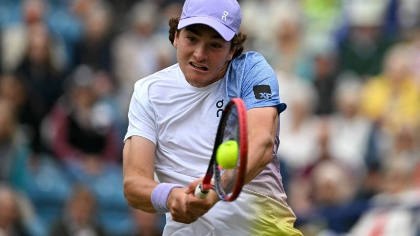 João Fonseca durante jogo contra Taylor Fritz em Eastbourne (Foto: Glyn Kirk/AFP)