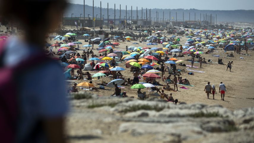 Praia da Costa da Caparica, em Almada, perto de Lisboa, durante a primeira onda de calor do ano, em 29 de junho de 2025 (Foto: CARLOS COSTA / AFP)
