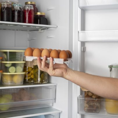 Café, bicarbonato e vinagre: descubra como limpar a geladeira e eliminar odores