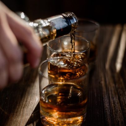 Consumo de álcool aumenta risco de novo tipo de câncer, alerta OMS
