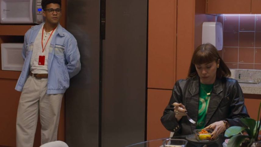 Solange (Alice Wegman) e suas marmitinhas em cena com Sardinha (Lucas Leto) na novela 'Vale Tudo' (Foto: Reprodução/TV Globo)