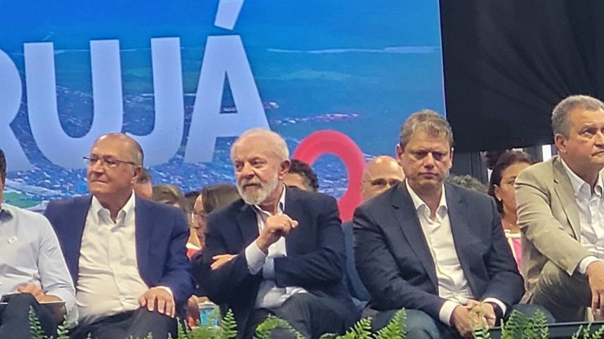 Lado a lado, Lula e Tarcísio anunciam edital de construção do túnel Santos-Guarujá (Foto: Samuel)