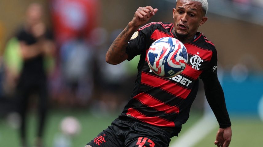 Wesley foi titular do Flamengo contra o Chelsea (Foto: CHARLY TRIBALLEAU / AFP)
