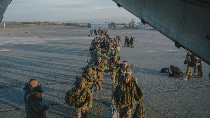 Soldados russos embarcam em aeronave militar no aeroporto de Grozny (Foto: Nanna Heitmann/The New York Times)