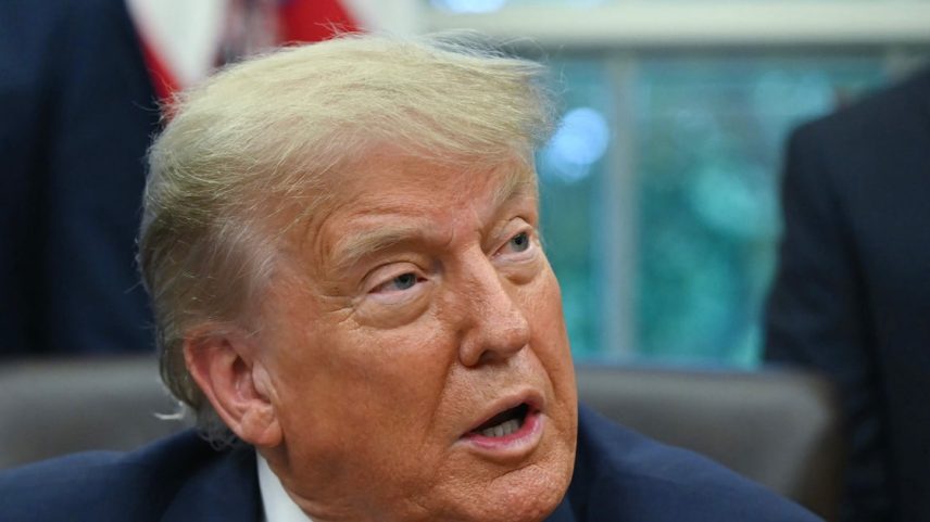 Donald Trump discursa durante reunião com os chanceleres da República Democrática do Congo e de Ruanda, no Salão Oval da Casa Branca, nesta sexta-feira, 27 (Foto: Andrew Caballero-reynolds/AFP)