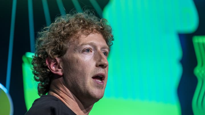Mark Zuckerberg, CEO da Meta Platforms. A inteligência artificial tem sido um foco integral para o líder da gigante da tecnologia em meio à concorrência de players como OpenAI, Microsoft e Google. (Foto: David Paul Morris | Bloomberg | Getty Images)