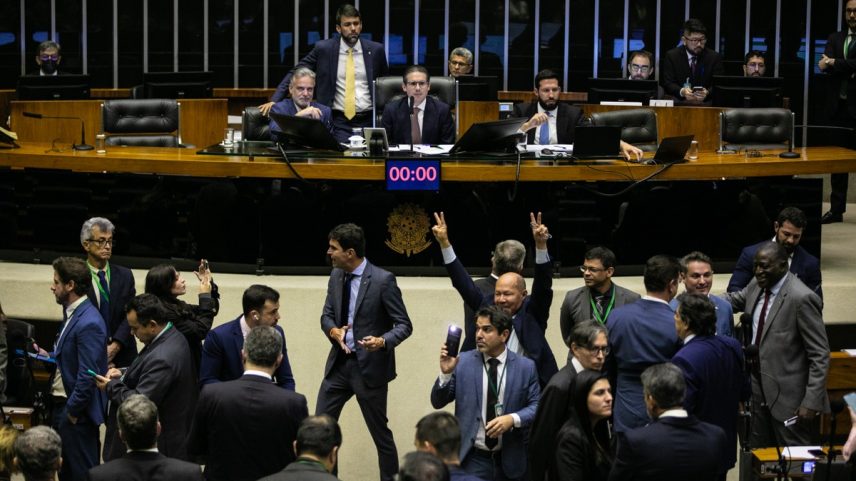 Votação na Câmara da proposta que suspendeu aumento de IOF. Na foto: Deputados da Direita comemorando votação. (Foto: Brenno Carvalho / Agência O Globo)