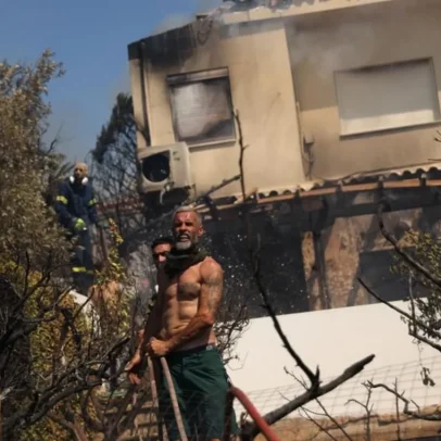 Incêndios devastam casas na Grécia enquanto fogo avança por cidades costeiras