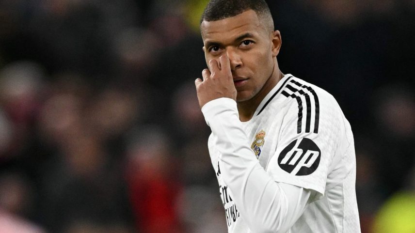 Mbappé ficou de fora da estreia do Real Madrid no Mundial de Clubes (Foto: Oli SCARFF / AFP)