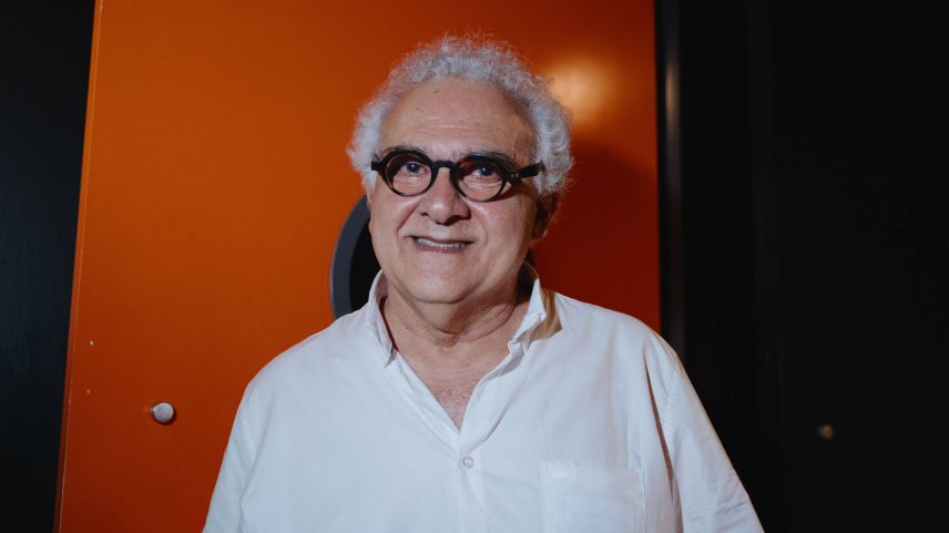 O escritor Milton Hatoum na estreia do filme 'O Rio do Desejo', baseado em sua obra (Foto: Gabriel Cabral - 15;mar.2023/Folhapress)