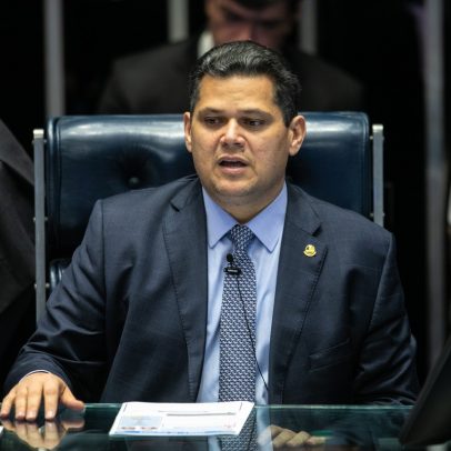 Alcolumbre se destaca como beneficiado em emendas durante crise entre governo e Congresso