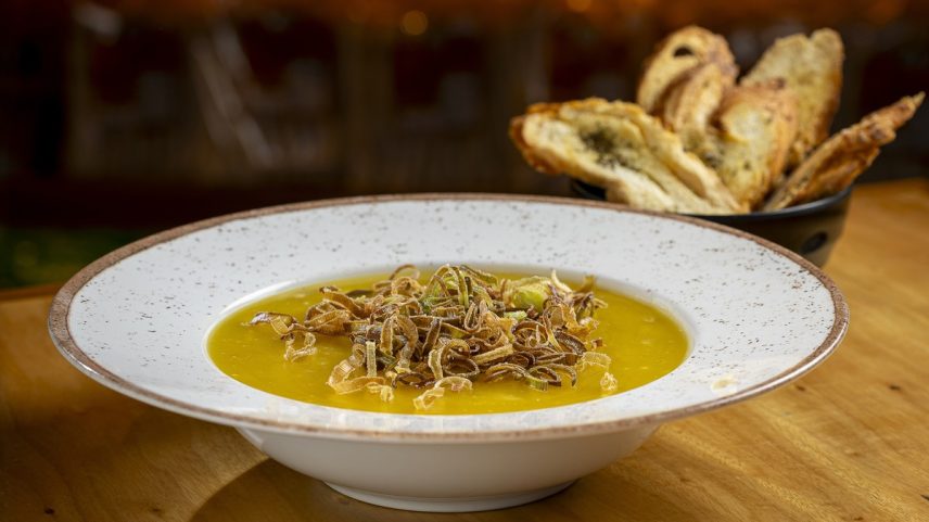 A Le Dépanneur apresenta a nova temporada de caldos e cremes, com quatro opções, incluindo o creme de baroa com shiitake e crispy de alho-poró (R$ 39,90) (Foto: Divulgação)
