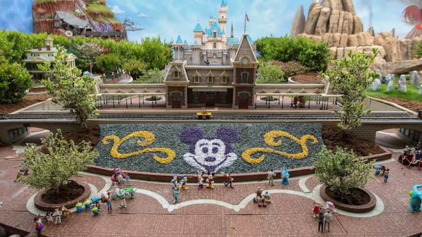 Um homem passou 20 anos construindo uma miniatura de ferrovia temática da Disney em seu jardim (Foto: cptrr.com/Reprodução).