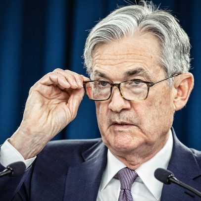 Dólar cai para menor valor desde abril de 2022 com especulações sobre o Fed