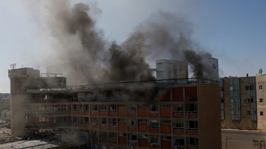 Fumaça sobe do Soroka Medical Center em Bersheba, no sul de Israel, após local ser atingido por míssil iraniano (Foto: Amir Cohen/Reuters)