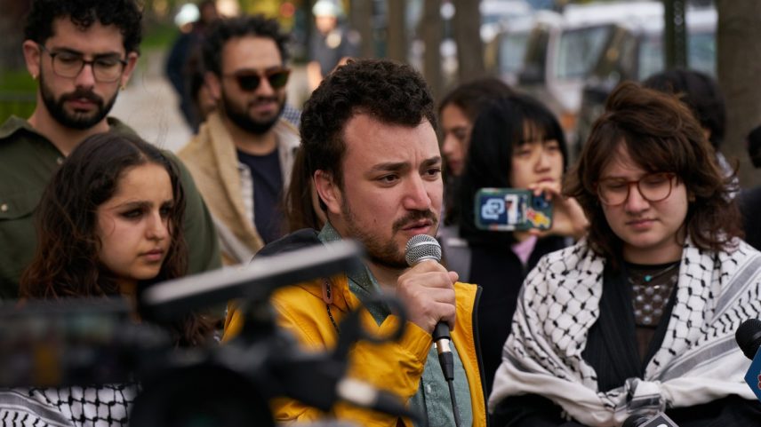 Mahmoud Khalil fala durante uma coletiva de imprensa sobre estudantes que foram presos e suspensos por protestar na Universidade de Columbia, em abril do ano passado (Foto: Bing Guan/The New York Times)