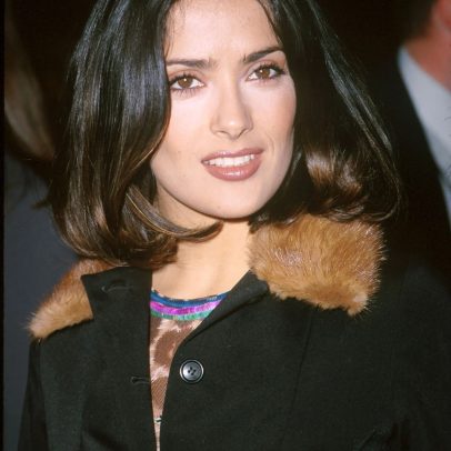 Salma Hayek também adota o corte chanel com pontas para dentro antes de Selena Gomez