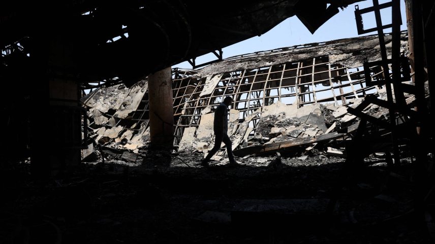 Homem caminha entre escombros de prédio destruído por bombardeio israelense em Teerã, capital do Irã (Foto: Majid Asgaripour - 19.jun.25/Reuters)