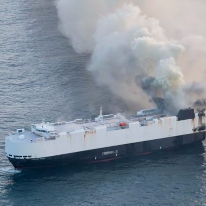 Navio com 3.000 veículos novos afunda após incêndio devastador no mar