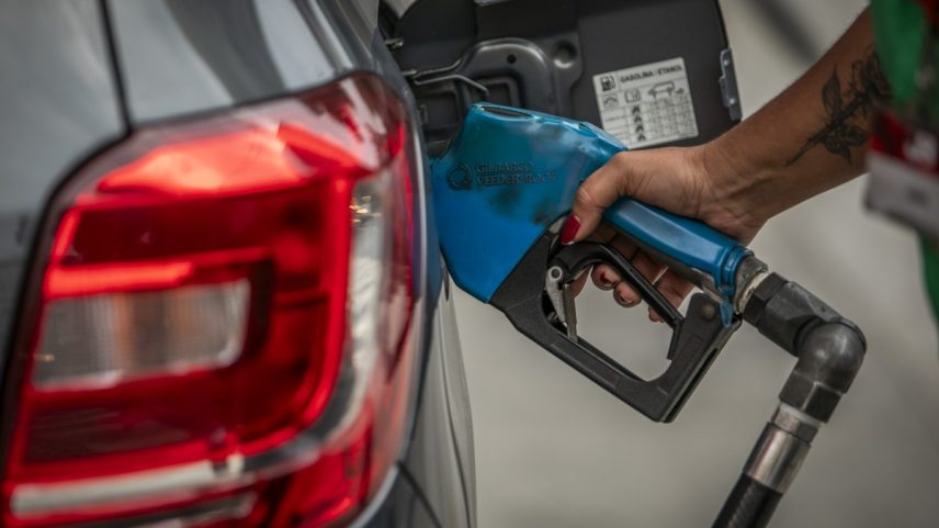 Carro é abastecido com combustível em posto de gasolina (Foto: Guito Moreto / Agência O Globo)