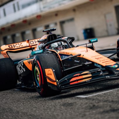 Brad Pitt acelera McLaren em circuito de Austin e impressiona fãs da Fórmula 1